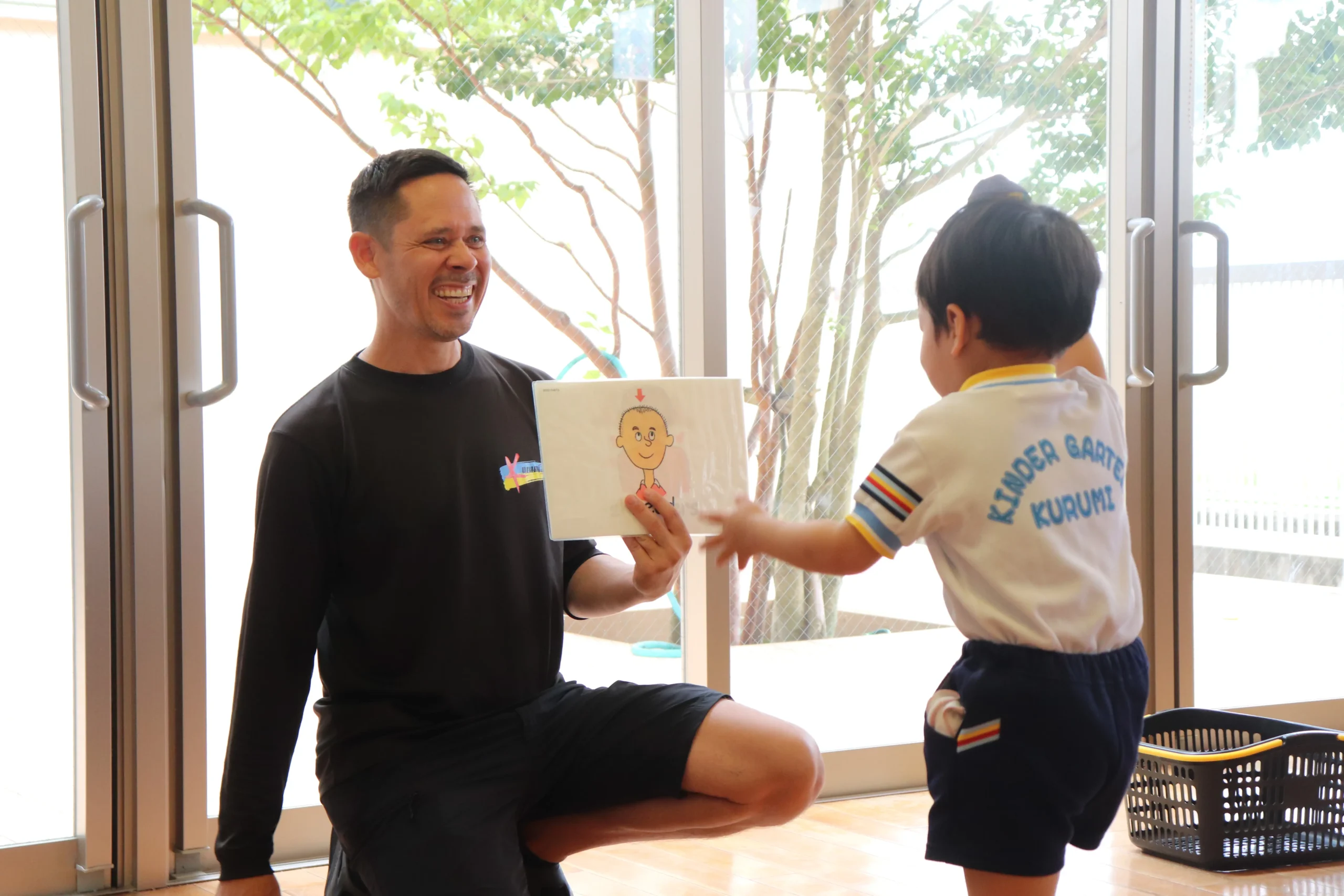 外国人講師と一緒に活動する様子